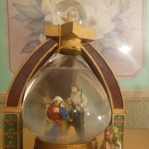 North Pole Trading Co. Musical Nativity Scene Snow Globe Plays "Silent Night" - Picture 3 of 10